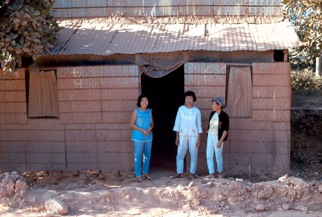 Những cô gái bên ngoài một ngôi nhà ven Quốc lộ 1, gần Quy Nhơn. Ảnh: John Hack.