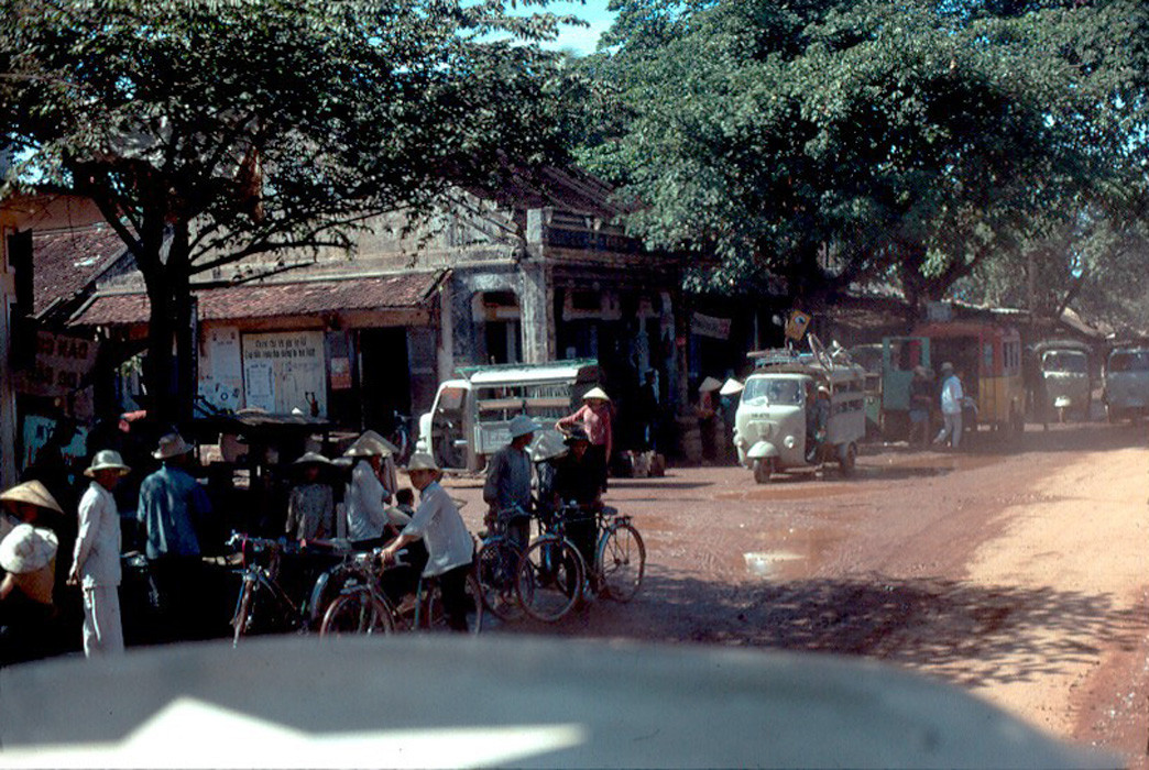 Khu vực trung tâm thị trấn Tam Quan. Ảnh: John Hack.
