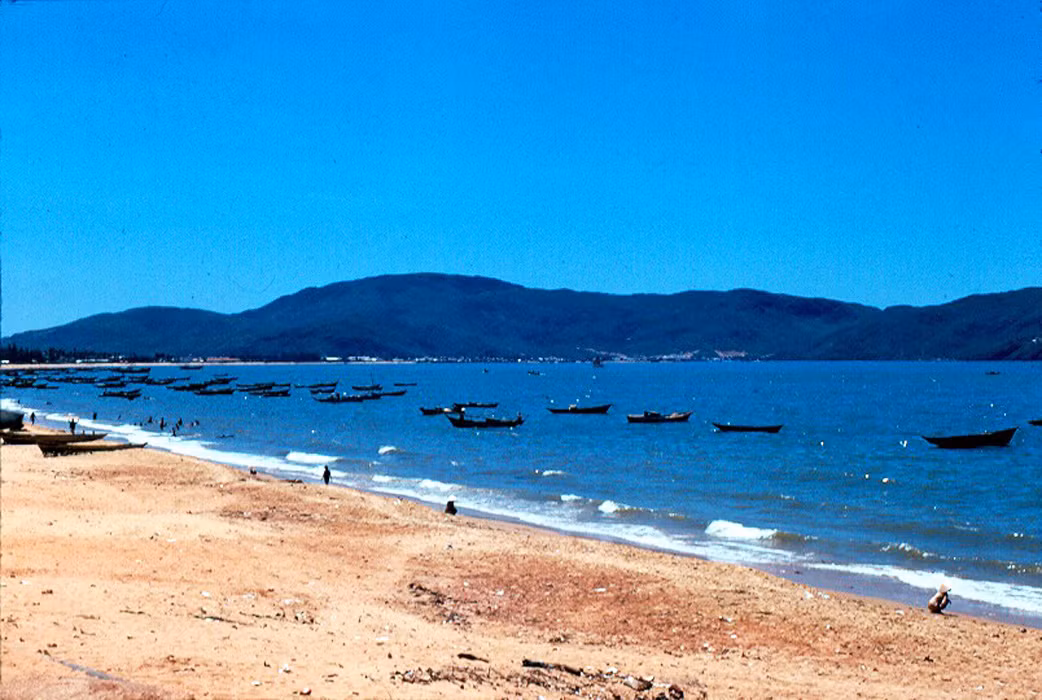 Trên bãi biển Quy Nhơn. Ảnh: John Hack.