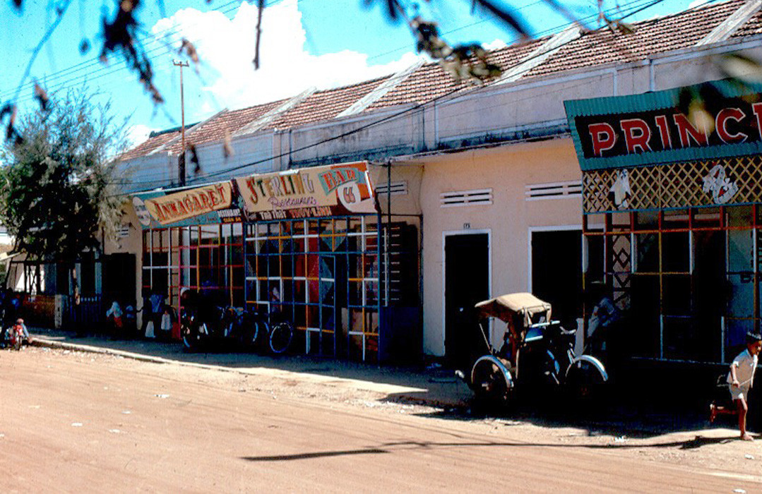 Các quán bar trên đường Võ Tánh. Ảnh: John Hack.