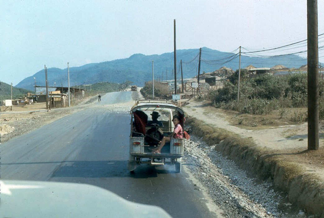 Khung cảnh trên Quốc lộ 1, giữa Quy Nhơn và Tam Quan, Bình Định. Ảnh: John Hack.