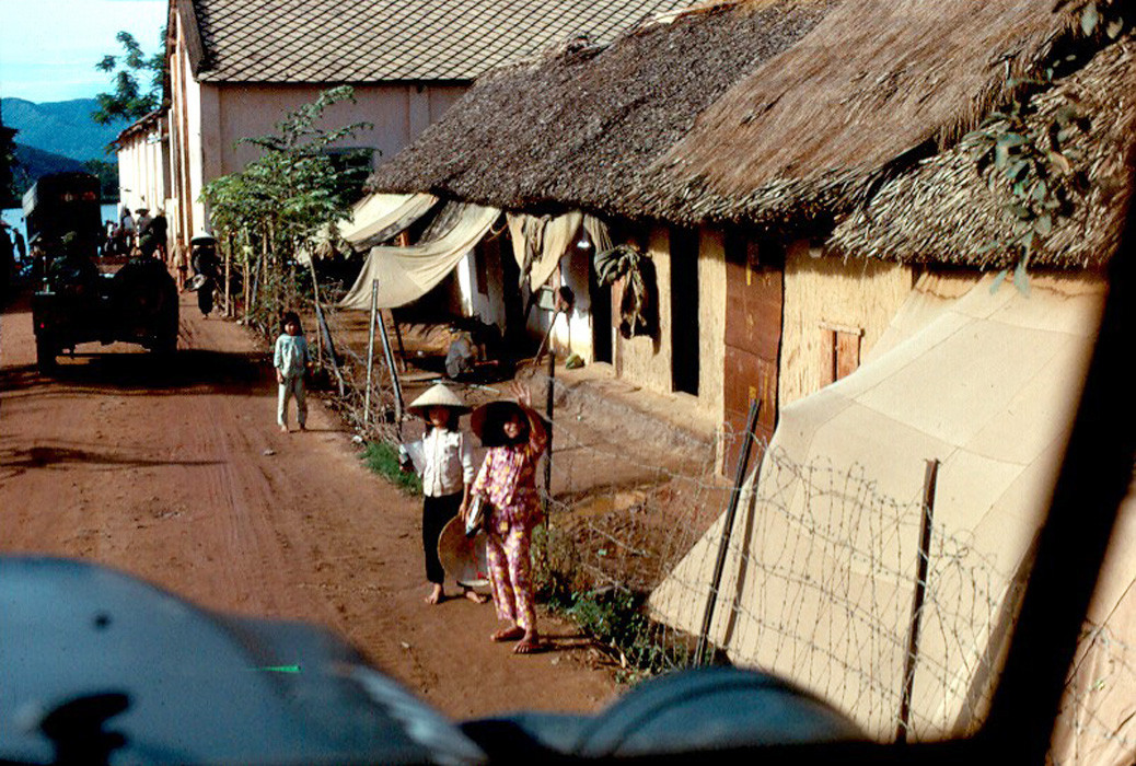 Một khu dân cư ở thị trấn Tam Quan. Ảnh: John Hack.