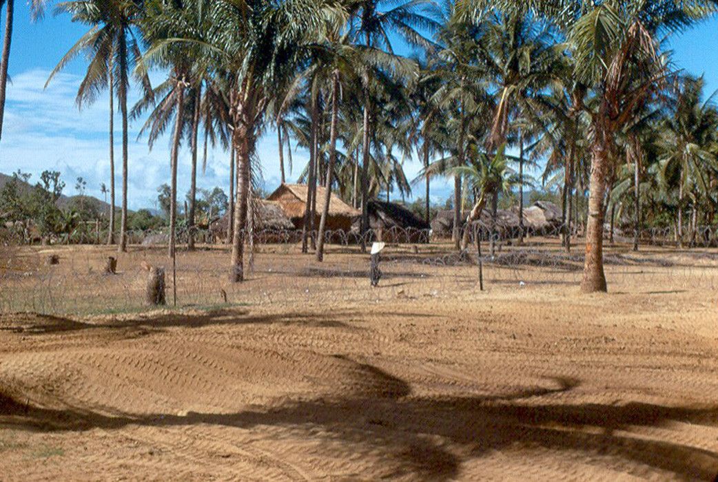 Làng xóm gần Tam Quan. Ảnh: John Hack.