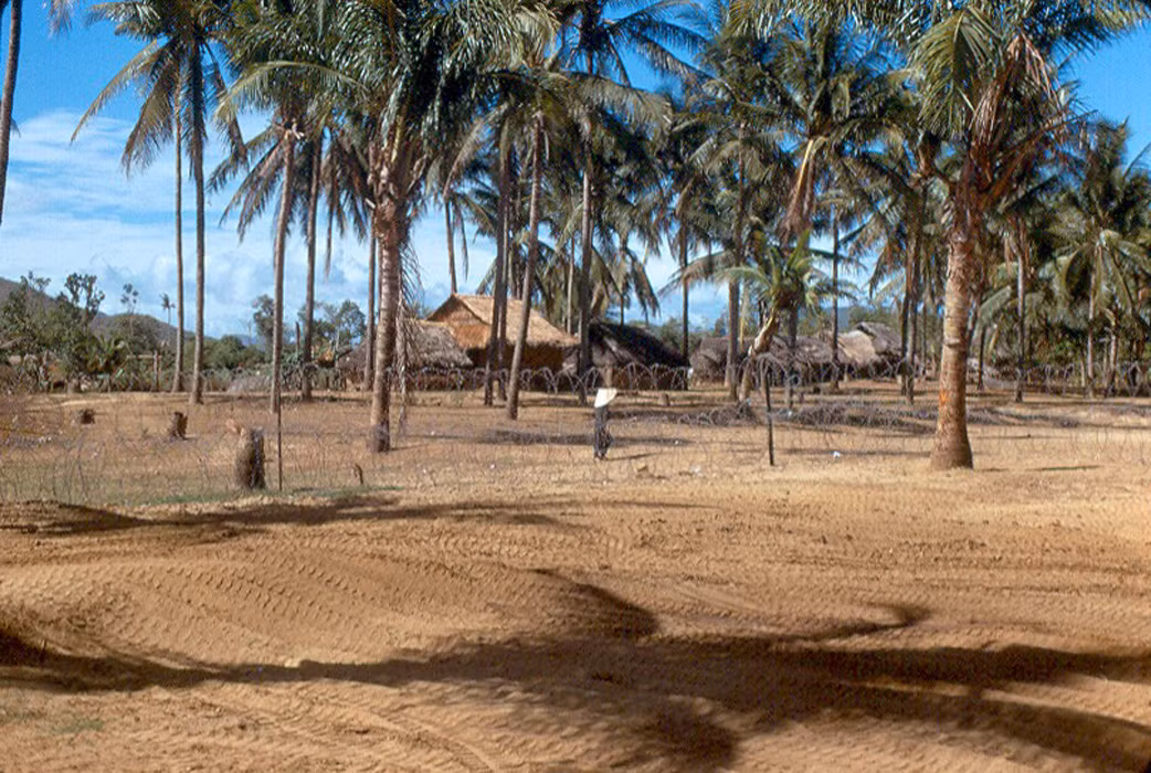 Làng xóm gần Tam Quan. Ảnh: John Hack.