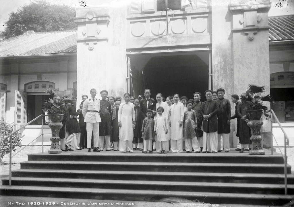 Chụp hình kỷ niệm đám cưới trước tòa nhà văn phòng tỉnh trưởng Mỹ Tho. Ảnh tư liệu.