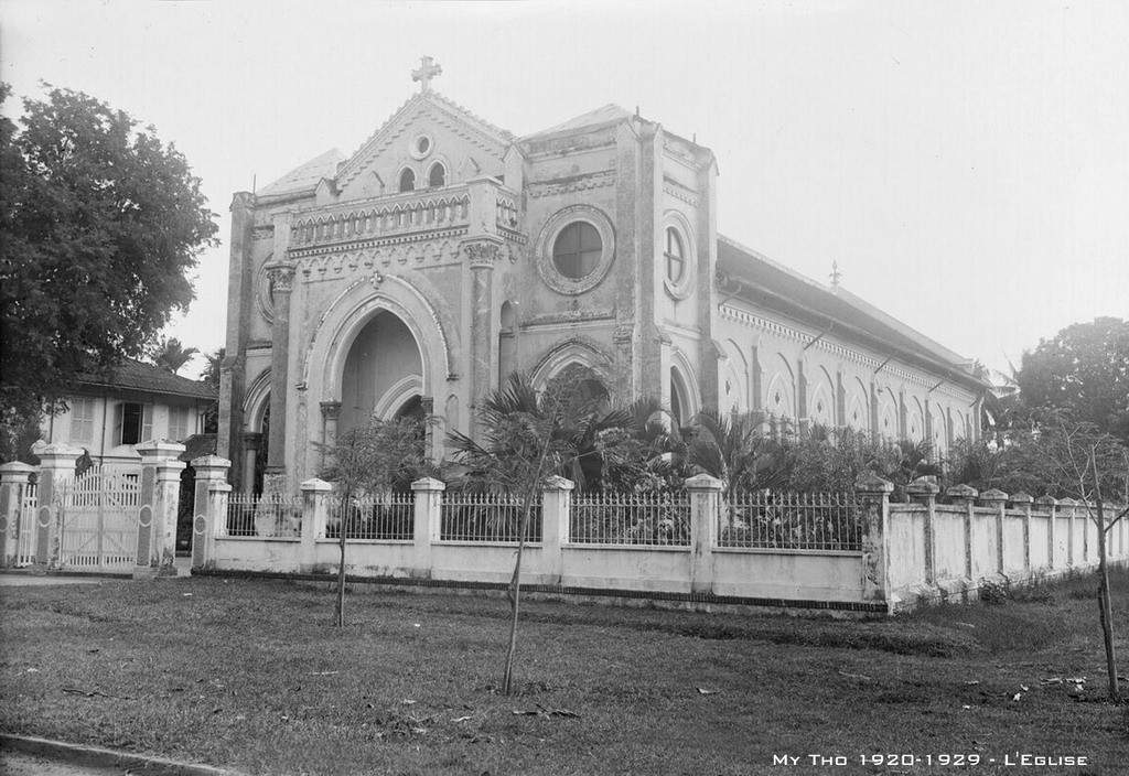Nhà thờ Chính tòa Mỹ Tho thập niên 1920, nằm trên đường Hùng Vương của thành phố Mỹ Tho ngày nay. Ảnh tư liệu.