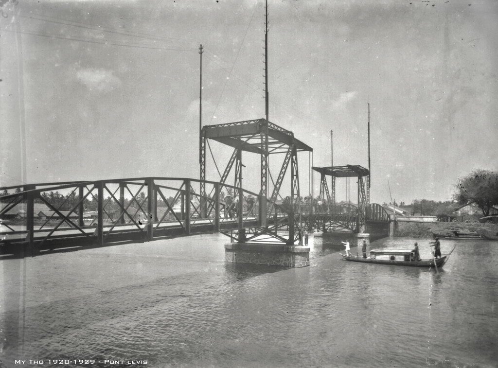 Cầu Quay trên sông Bảo Định, ngày nay đã được xây lại. Ảnh tư liệu.