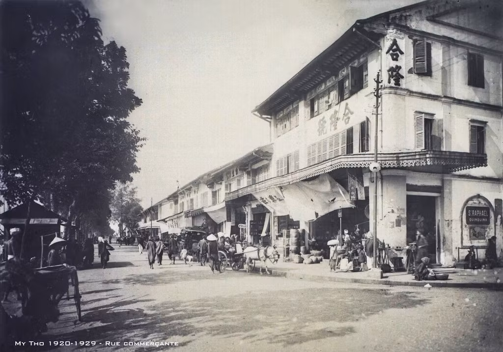 Dãy phố phía trước chợ Mỹ Tho thập niên 1920, nay là đường Trưng Trắc. Ảnh tư liệu.