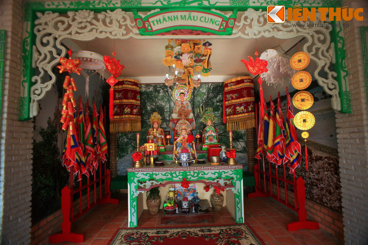 Văn hóa tâm linh của người dân miền biển được thể hiện qua gian thờ tự được tái dựng khá công phu.