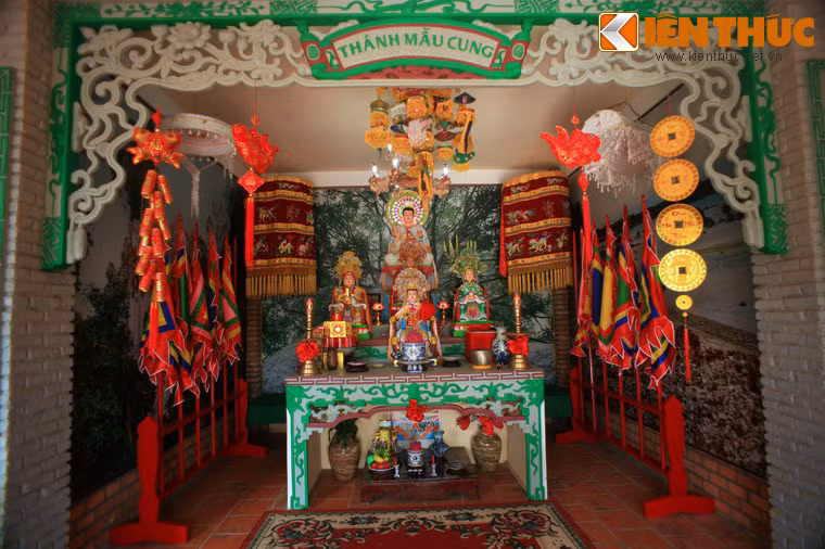 Văn hóa tâm linh của người dân miền biển được thể hiện qua gian thờ tự được tái dựng khá công phu.