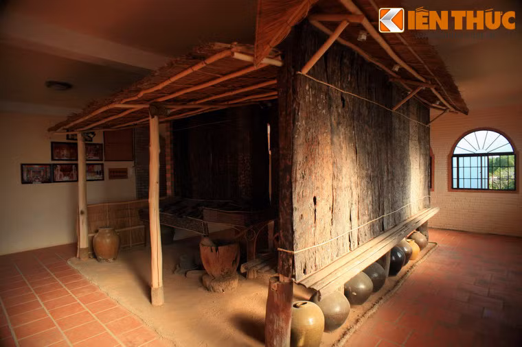 Đời sống của cư dân trên đảo Phú Quốc thời xa xưa cũng được tái hiện khá sinh động qua hệ thống hiện vật, mô hình, tiêu biểu là ngôi nhà sàn đặc trưng của người dân miền biển.