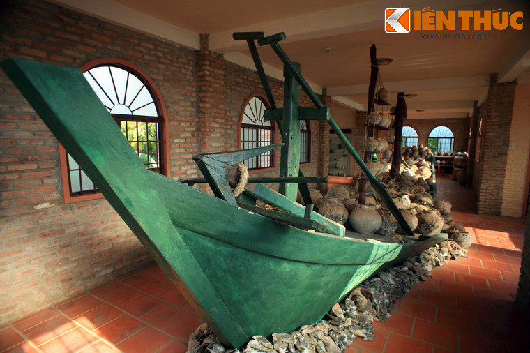 Hiện vật ấn tượng nhất minh chứng cho giai đoạn thịnh vượng của Phú Quốc là một con thuyền lớn được bày giữa một gian phòng của bảo tàng.