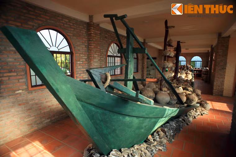 Hiện vật ấn tượng nhất minh chứng cho giai đoạn thịnh vượng của Phú Quốc là một con thuyền lớn được bày giữa một gian phòng của bảo tàng.