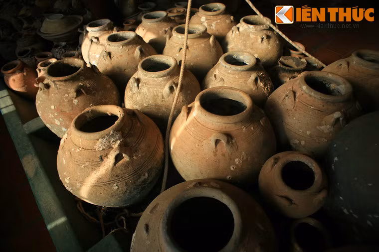 Trên thuyền chất đầy các tĩn nước mắm cổ, vật dụng dùng để chứa nước mắm - sản vật nổi tiếng từ xa xưa của Phú Quốc. Từ đảo Ngọc, những con thuyền gỗ đã đưa hương vị mắm Phú Quốc đến nhiều vùng miền, sang cả các vương quốc lân bang như Khmer, Xiêm La.