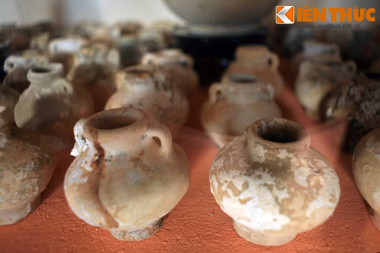 Dưới Triều nhà Nguyễn, Phú Quốc phát triển hết sức phồn thịnh do dân được tự do khai thác, buôn bán mà không phải nộp sưu thuế. Có thể cảm nhận điều này qua bộ sưu tập gốm cổ rất phong phú được tìm thấy trên các con tàu đắm quanh Phú Quốc, với nhiều loại đồ gốm đến từ nước ngoài.