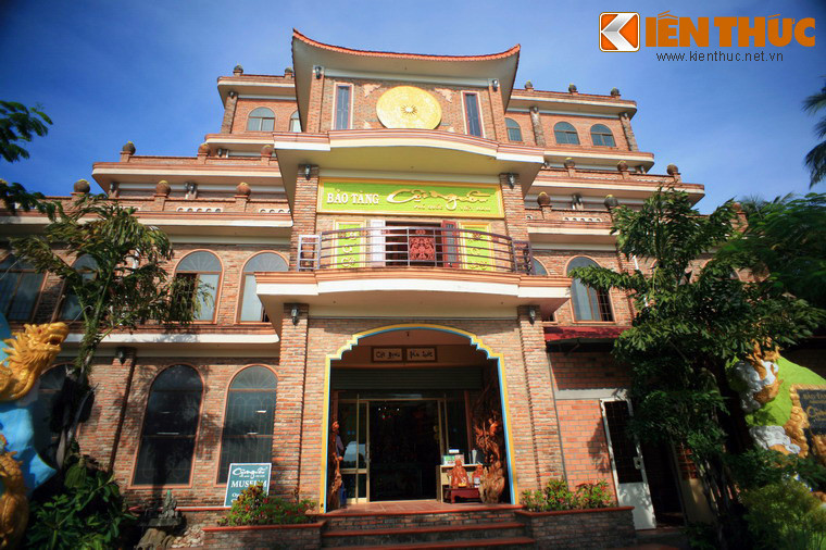 Nằm ở số 149 Trần Hưng Đạo, khu phố 7, thị trấn Dương Đông của huyện đảo Phú Quốc, Bảo tàng Cội Nguồn là một điểm đến lý thú dành cho những người muốn khám phá lịch sử - văn hóa của hòn đảo Ngọc ở cực Nam đất nước.