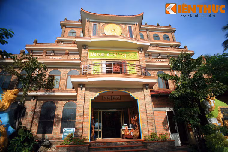 Nằm ở số 149 Trần Hưng Đạo, khu phố 7, thị trấn Dương Đông của huyện đảo Phú Quốc, Bảo tàng Cội Nguồn là một điểm đến lý thú dành cho những người muốn khám phá lịch sử - văn hóa của hòn đảo Ngọc ở cực Nam đất nước.