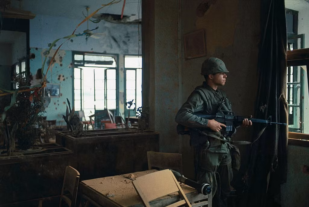 Một người lính Mỹ trong ngôi nhà bị xáo trộn vì chiến sự ở Huế 5/2/1968. Ảnh: UPI.
