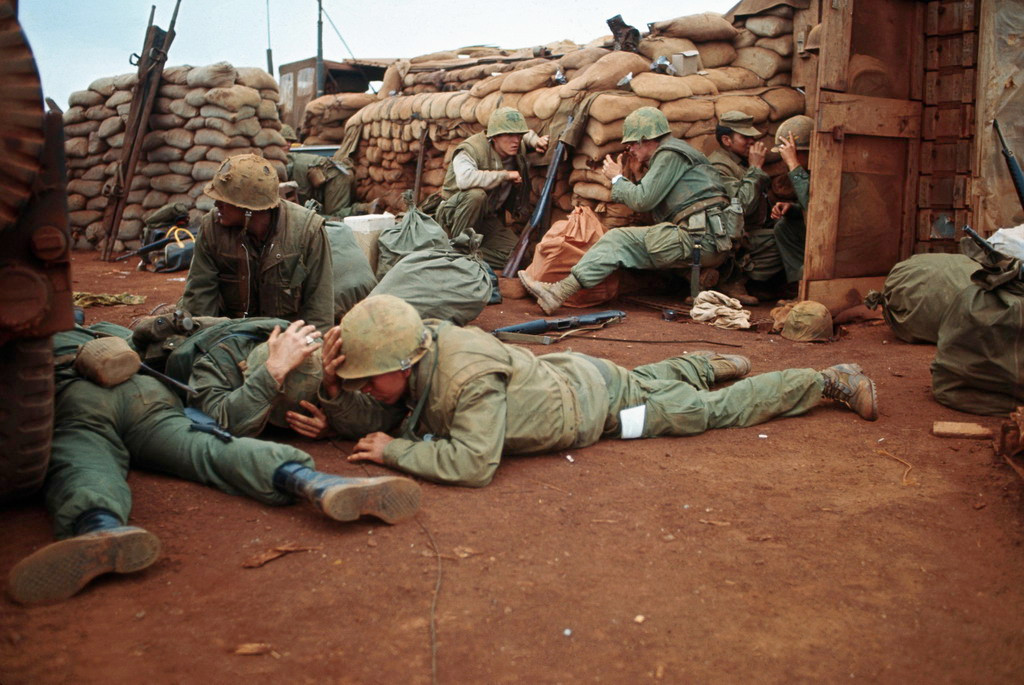 Lính Mỹ cúi rạp người để tránh mảnh đạn cối ở Khe Sanh, 20/2/1968. Ảnh: UPI.