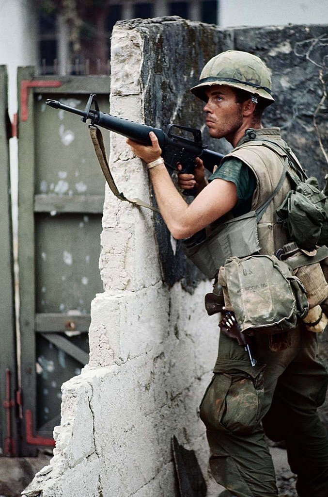 Một binh sĩ Mỹ nấp sau bức tường đổ nát trong chiến sự Huế, 4/2/1968. Ảnh: UPI.