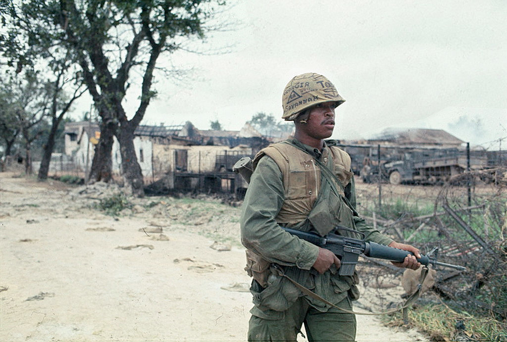 Thủy quân lục chiến Mỹ tuần tra với khẩu súng máy M16 trong tay, Huế ngày 4/2/1968. Ảnh: UPI.