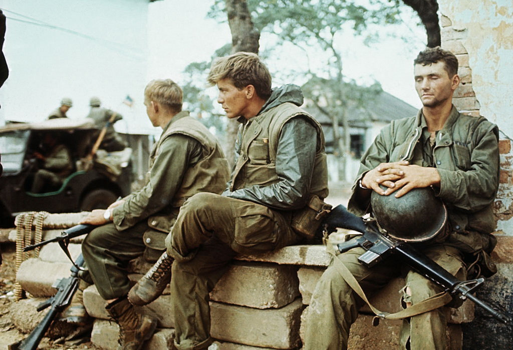 Khoảng lặng hiếm hoi của lính Mỹ ở "chảo lửa" Huế ngày 5/2/1968. Ảnh: UPI.