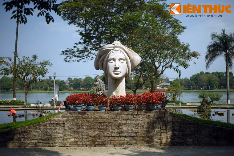 Bức tượng này do cố điêu khắc gia Lê Thành Nhơn tạc năm 1970 tại xưởng điêu khắc cá nhân tại Sài Gòn. Lê Thành Nhơn chính là tác giả hai bức tượng nổi tiếng khác ở Huế là tượng Phan Bội Châu bên cầu Trường Tiền và tượng Quán Thế Âm tại Trung tâm Văn hóa Phật giáo Liễu Quán.