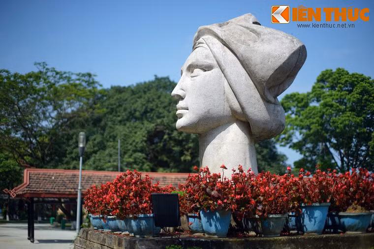 Khi nhà điêu khắc Lê Thành Nhơn sang Australia định cư, bức tượng được tạm chuyển đến nhà một người bà con của ông ở số 10 đường Lê Ngô Cát, Q3, TP HCM. Theo lời kể, khi đưa tượng vào sân nhà gia chủ phải phá dỡ một phần tường rào.