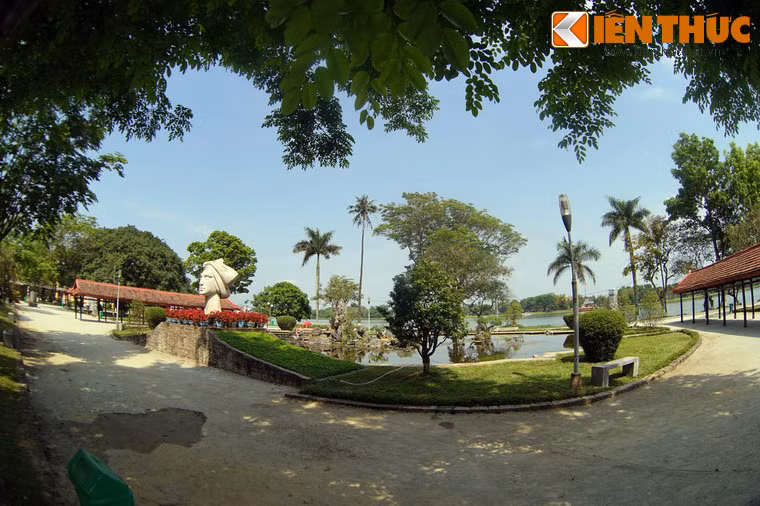 Tháng 4/2011, bức tượng Cô gái Việt Nam đã được đưa về TP Huế và đặt ở công viên Hai Bà Trưng, trước trường nữ sinh Đồng Khánh xưa, hiện nay là trường THPT Hai Bà Trưng. Tượng được khánh thành nhân kỷ niệm 36 năm ngày thống nhất đất nước (30/4/1975- 30/4/2011).