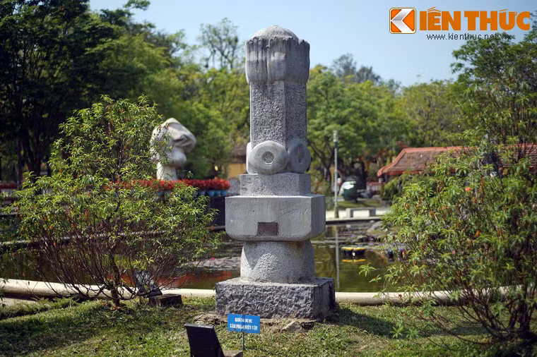 Quanh hồ nhiều cây xanh và một số tác phẩm điêu khắc được bài trí hài hòa với cảnh quan.