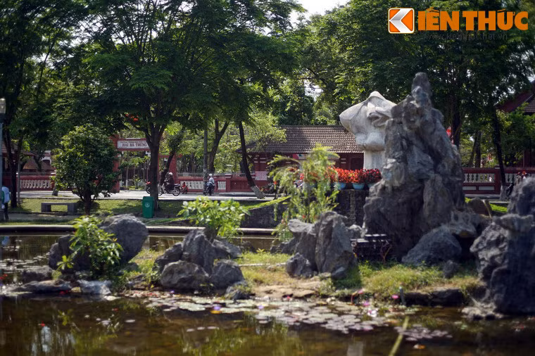 Nhà văn Bửu Ý, người được gửi gắm ý nguyện đưa bức tượng về Huế cho rằng, một bức tượng về người phụ nữ Việt và được đặt trước ngôi trường chỉ dành cho nữ sinh trước đây là điều tuyệt vời.