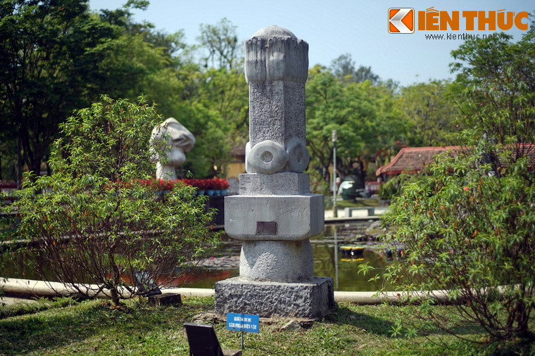 Quanh hồ nhiều cây xanh và một số tác phẩm điêu khắc được bài trí hài hòa với cảnh quan.