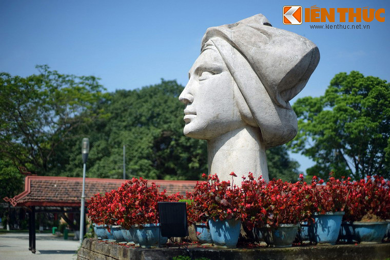 Khi nhà điêu khắc Lê Thành Nhơn sang Australia định cư, bức tượng được tạm chuyển đến nhà một người bà con của ông ở số 10 đường Lê Ngô Cát, Q3, TP HCM. Theo lời kể, khi đưa tượng vào sân nhà gia chủ phải phá dỡ một phần tường rào.