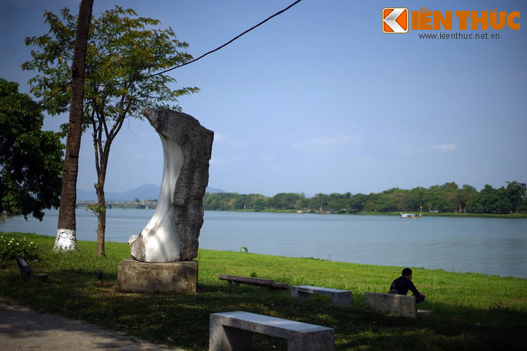 Thêm nữa, khoảng không gian bên bờ sông Hương cũng là nơi lý tưởng để du khách có thể chiêm ngưỡng tác phẩm.