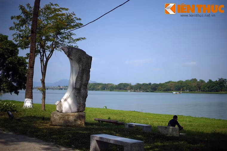 Thêm nữa, khoảng không gian bên bờ sông Hương cũng là nơi lý tưởng để du khách có thể chiêm ngưỡng tác phẩm.