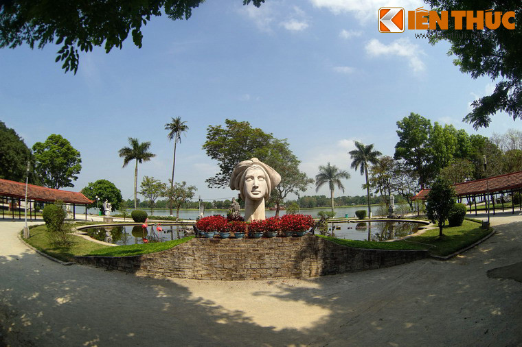 Nằm ở công viên Hai Bà Trưng, bên bờ Nam sông Hương, bức tượng Cô gái Việt Nam là một tác phẩm điêu khắc có lịch sử khá đặc biệt của xứ Huế.