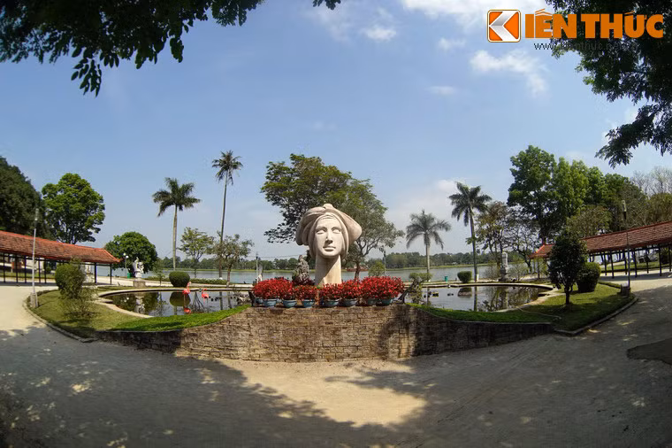 Nằm ở công viên Hai Bà Trưng, bên bờ Nam sông Hương, bức tượng Cô gái Việt Nam là một tác phẩm điêu khắc có lịch sử khá đặc biệt của xứ Huế.