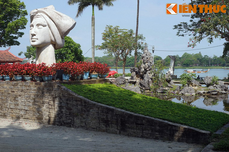 Trước khi qua đời năm 2002, nhà điêu khắc Lê Thành Nhơn đã gửi thư cho người bạn là dịch giả, nhà Huế học Bửu Ý đang sống tại Huế với ý muốn đưa bức tượng Cô gái Việt Nam về với Huế để tác phẩm điêu khắc này "hứng một thoáng mù sương, một thoáng nắng chơi”.