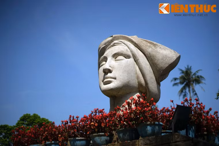 Tượng Cô gái Việt Nam là một bức tượng bán thân được tạc bằng đá, có chiều cao 2,6m nặng gần 5 tấn, thể hiện chân dung một phụ nữ Việt có khuôn mặt thanh tú, đầu vấn khăn theo lối xưa.