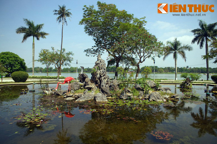 Phía sau tượng có một hồ nước nhỏ, giữa hồ có hòn non bộ.