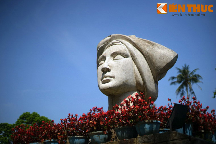 Tượng Cô gái Việt Nam là một bức tượng bán thân được tạc bằng đá, có chiều cao 2,6m nặng gần 5 tấn, thể hiện chân dung một phụ nữ Việt có khuôn mặt thanh tú, đầu vấn khăn theo lối xưa.