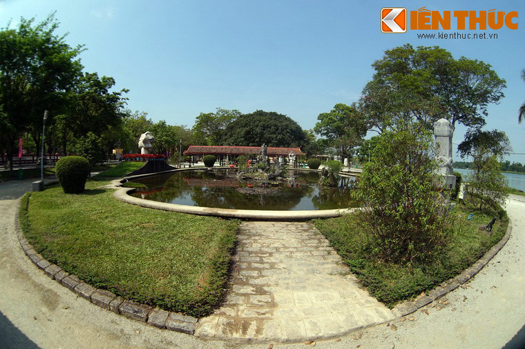 Sau khi đưa về Huế, bức tượng Cô gái Việt Nam nằm trong khuôn viên rộng rãi, thoáng đãng với tấm nhìn hướng ra sông Hương.