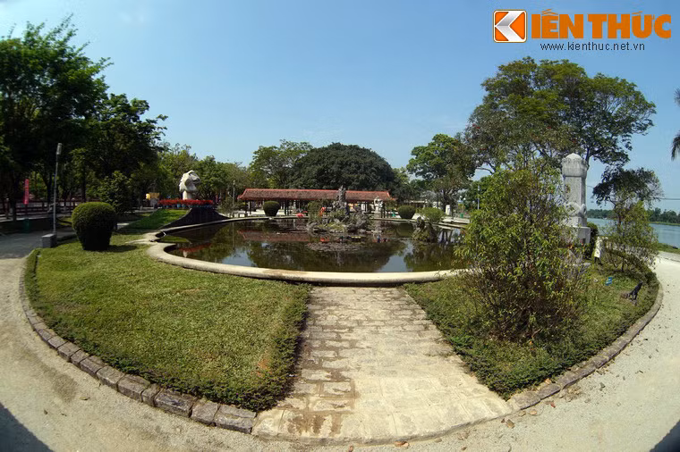 Sau khi đưa về Huế, bức tượng Cô gái Việt Nam nằm trong khuôn viên rộng rãi, thoáng đãng với tấm nhìn hướng ra sông Hương.