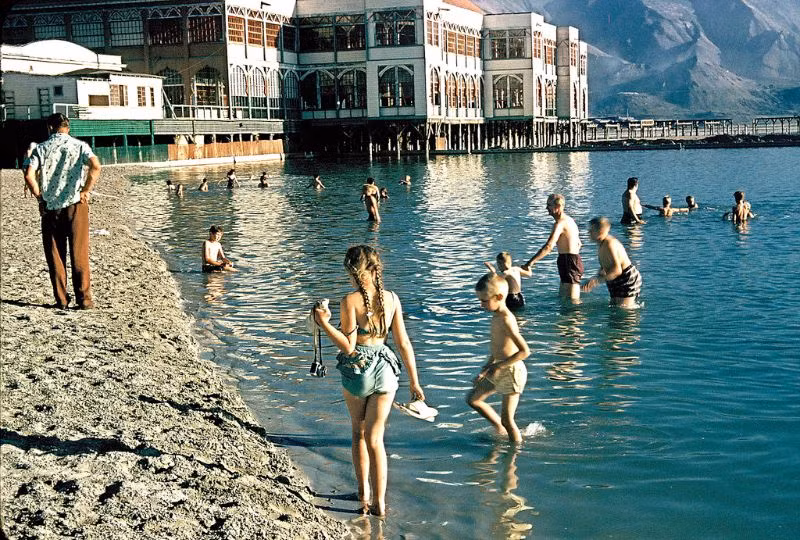 Chuyến nghỉ dưỡng ở Hồ Muối Lớn, bang Utah năm 1956. Ảnh: Walter Reed.