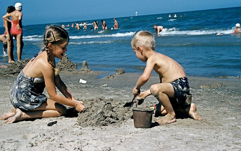 Trên bãi biển ở khu vui chơi giải trí Cedar Point, bang Ohio năm 1954. Ảnh: Walter Reed.