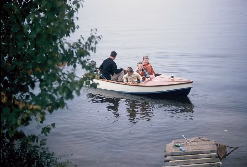 Một gia đình người Mỹ du ngoạn bằng ca nô trên hồ nước ở khu cắm trại Fish Creek Pond, New York, 1955. Ảnh: Walter Reed.