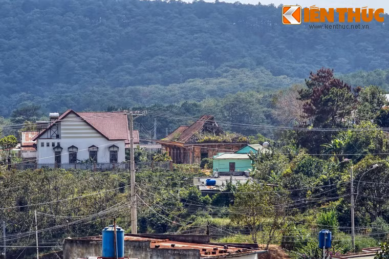 Nằm ở xã Xuân Thọ, thành phố Đà Lạt, ga Đa Thọ là một nhà ga trên tuyến đường sắt Phan Rang - Đà Lạt xưa. Khi đi từ Đà Lạt xuống Xuân Thọ, có thể nhìn thấy nhà ga này từ con dốc ở trung tâm xã.