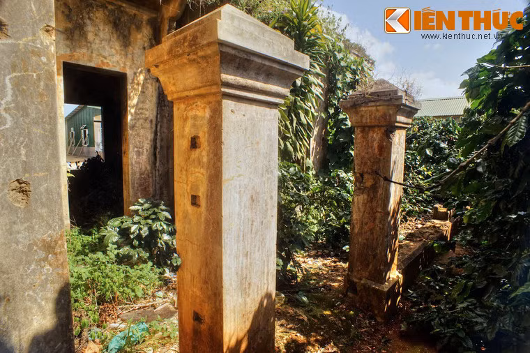 Hai trụ cổng trơ trọi.