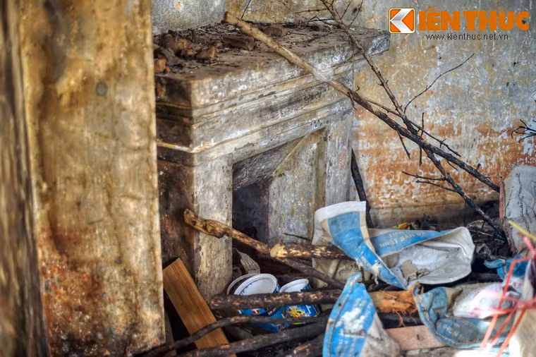 Một lò sưởi ngập trong các loại xà bần.