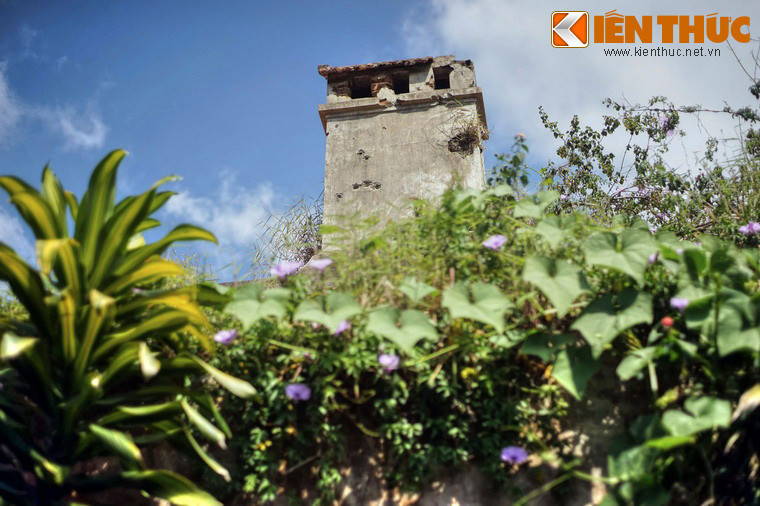 Ống khói nhà ga cũng lỗ chỗ vết đạn.